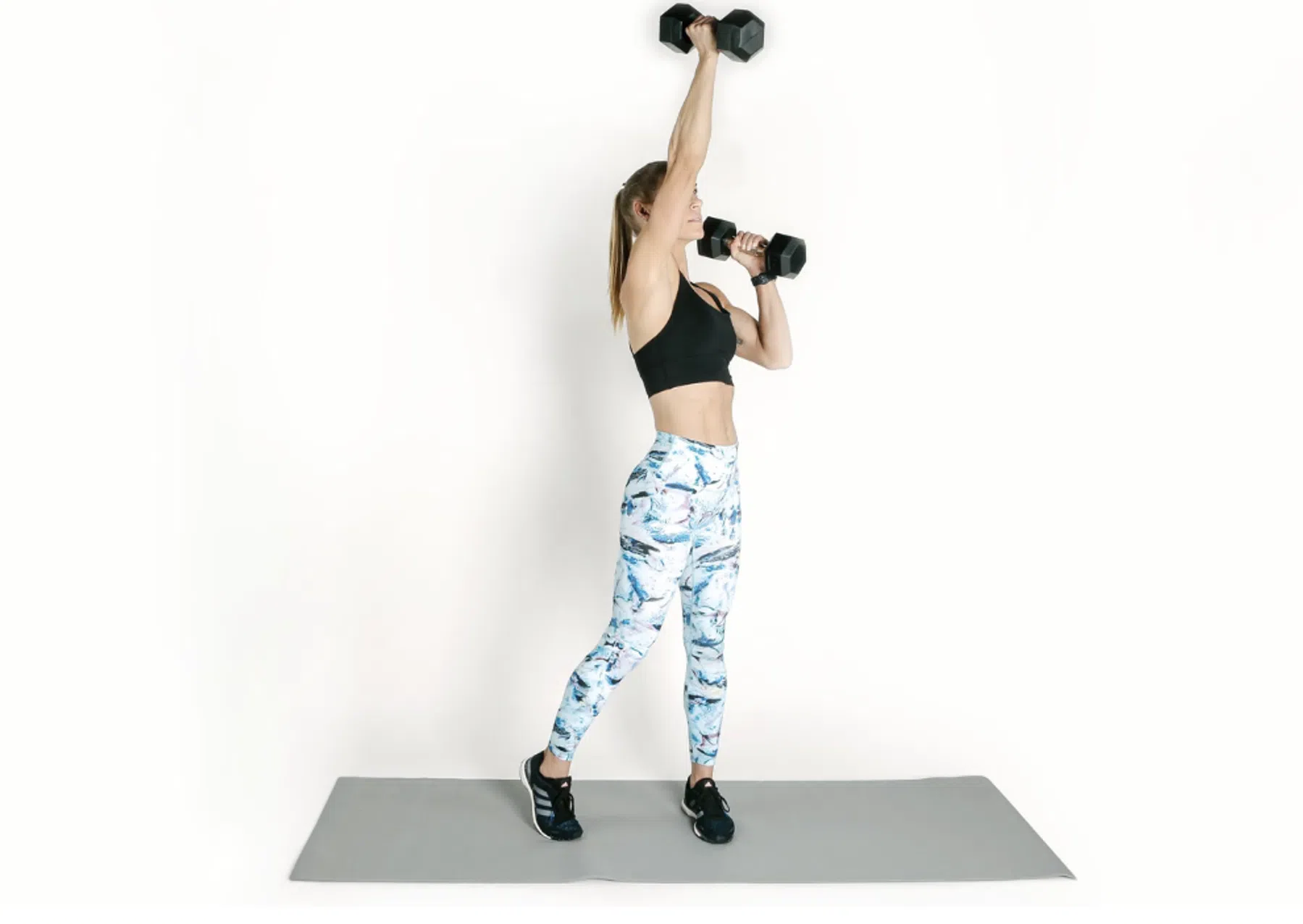 Vrouw doet Rotational Shoulder Press